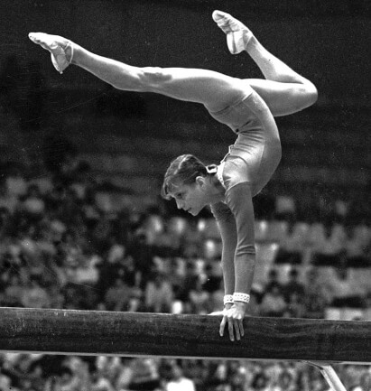 Гимнастка Ольга Корбут выполняет упражнение на бревне, 1971 год. Е. Успенский/РИА «Новости»
