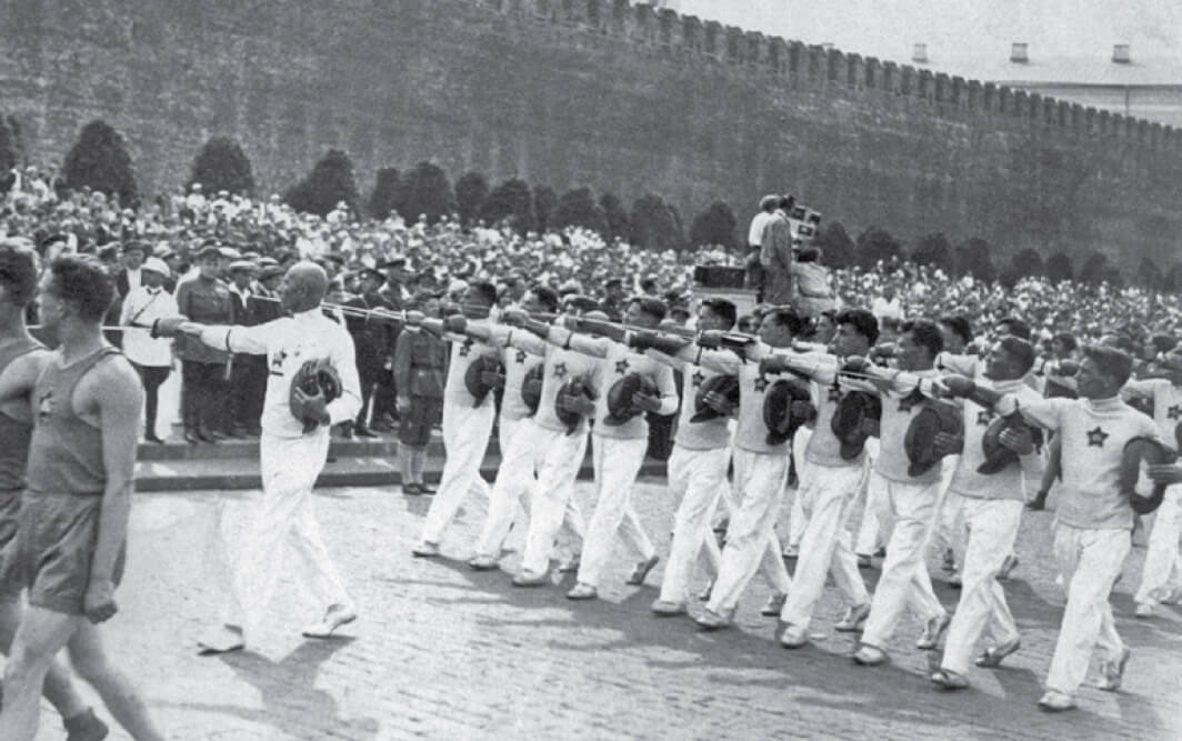 Фехтовальщики ЦДКА на 1-ом параде физкультурников в Москве, Красная площадь. Фото из архива Музея спортивной славы ЦСКА