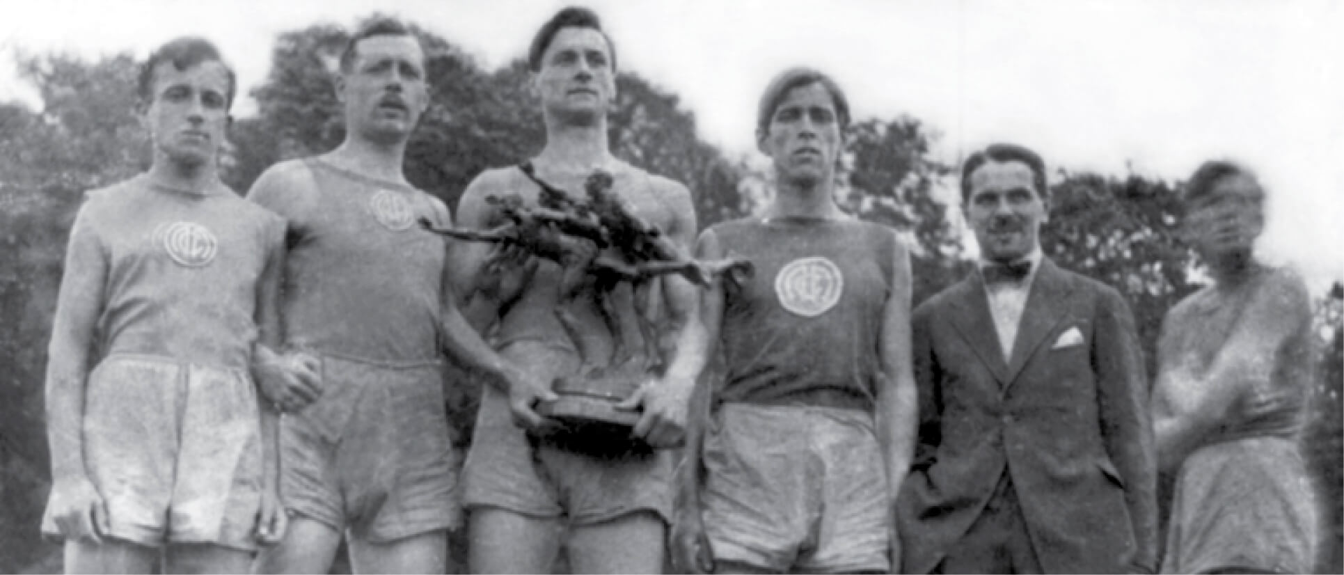 Легкоатлеты, награжденные призом ОЛЛС на первенстве РККА, 1923 год. Фото из архива Музея спортивной славы ЦСКА